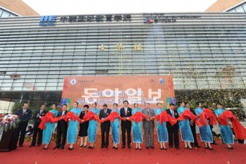 14일 중국 후베이 성 우한 시 중난재경정법대 안에 설립한 한중 합작대학 건물 앞에서 열린 개원식에서 두 대학 관계자들이 테이프 커팅을 하고 있다. 동서대 제공