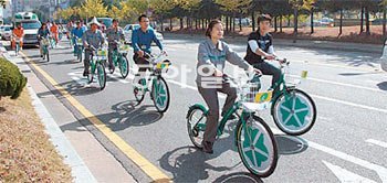 대전시가 공공자전거인 ‘타슈’를 유료화할 예정이어서 논란이 일고 있다. 이기진 기자 doyoce@donga.com