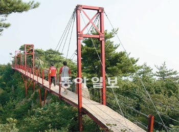 인천 옹진군 자월면 대이작도 부아산의 명물인 구름다리. 산 정상(159m)에 오르면 인천시내와 주변의 승봉도 소이작도 사승봉도 덕적도 소야도 굴업도 등이 한눈에 들어온다. 옹진군 제공