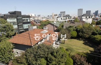 18일 촬영한 서울 강남구 논현동의 이명박 대통령 사저. 청와대는 집 주변에 높은 건물이 많아 경호에 어려움이 있다고 설명한 바 있다. 김재명 기자 base@donga.com