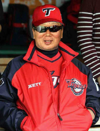 기아 팬들이 벌써 선동렬 감독 사진에 기아 유니폼을 입혀 합성한 이미지.