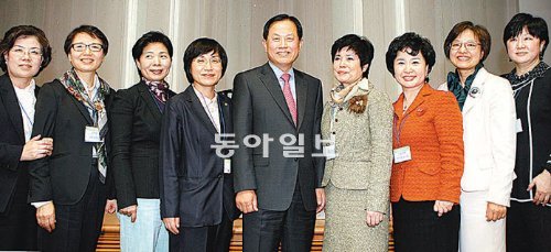 서진원 신한은행장(가운데)은 18일 ‘여성금융인네트워크’에 참석해 “상생과 동반성장이 필요할수록 여성의 부드러운 리더십이 중요하다”고 말했다.