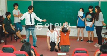 연극배우 겸 탤런트 안석환 씨(왼쪽에서 세 번째)가 서울 중구 흥인동 충무아트홀 연습실에서 성동글로벌고와 한양공업고 학생들에게 연기 지도를 하고 있다. 충무아트홀 제공