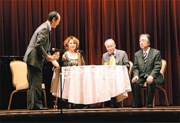 7일 일본 요코하마 뉴그랜드호텔에서 열린 출판기념회에서 대화하고 있는 사카에 다다시 PD와 나일성 연세대 명예교수.