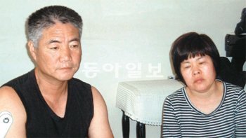선임병들의 구타를 이기지 못하고 16일 외박을 나왔다 자살한 김모 이병의 아버지 김차
율 씨(왼쪽)와 어머니 권명숙 씨. 광주=이형주 기자 peneye09@donga.com