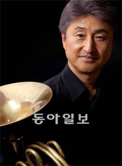 호른의 ‘성찬’을 준비한 김영률 서울대 교수. 크레디아 제공