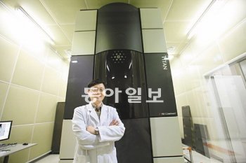 울산과학기술대의 ‘비전 2030’ 선포식이 열린 20일 일반에 공개된 ‘원자분해능 수차보정 투과 전자현미경’. 이 현미경은 단일 원자까지 볼수 있는 전자현미경으로 아시아에서는 울산과학기술대가 유일하게 보유하고 있다. 울산과기대 제공