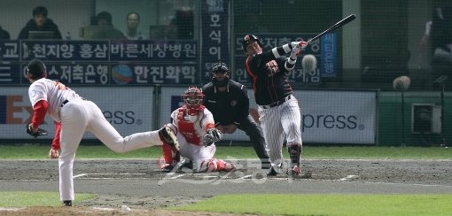 꼭 필요한 순간 터진 4번타자의 한방이었다. 롯데 이대호(오른쪽 끝)가 1-0으로 앞선 6회초 SK 이영욱(왼쪽 끝)을 상대로 사실상 승부를 가르는 좌중월솔로홈런을 날리고 있다. 문학｜임진환 기자 photolim@donga.com 트위터 @binyfafa