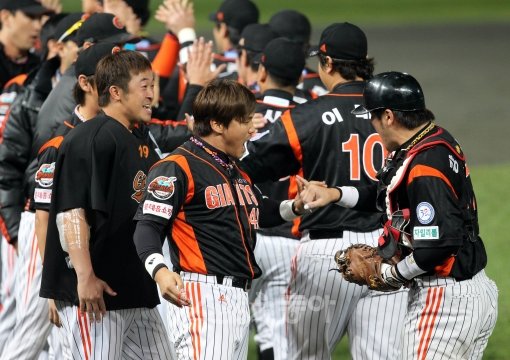 부산 찍고 대구까지? 4차전에서 2-0으로 승리한 뒤 홍성흔(왼쪽 줄 맨 앞)을 비롯한 롯데 선수들이 손뼉을 마주치며 승리를 자축하고 있다. 문학｜김종원 기자 won@donga.com 트위터 @beanjjun