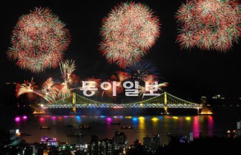 지난해 부산 광안리해수욕장 앞 광안대교 일대에서 펼쳐진 부산세계불꽃축제 전경. 부산시 제공