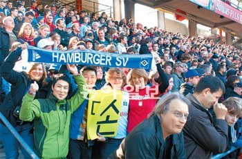 우승호(왼쪽) 조영래 씨(왼쪽에서 두 번째)가 독일 프라이부르크 바데노바 경기장에서
함부르크 팬 야코프 씨(조영래 씨 오른쪽) 등과 응원을 펼치고 있다.