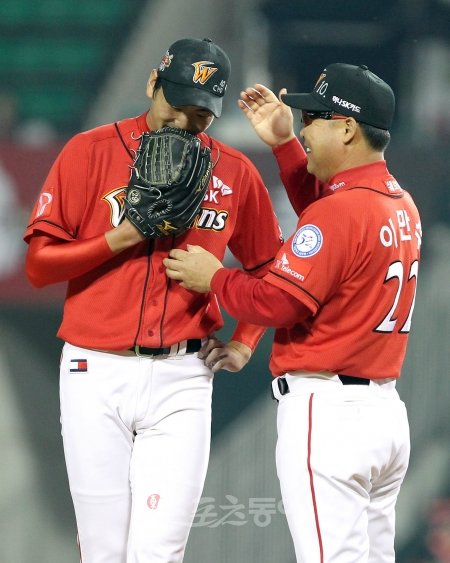 SK 김광현(왼쪽)이 플레이오프 5차전에서 팀의 운명을 가를 키플레이어다. 제구력과 자신감 회복이 관건이 될 전망이다. 스포츠동아DB