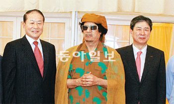 한국측이 촬영한 카다피 마지막 모습 지난해 9월 면담을 마친 뒤 이상득 한나라당 의원, 무아마르 카다피 전 리비아 국가원수, 서종욱 대우건설 사장(왼쪽부터)이 포즈를 취했다. 한국 측이 촬영한 카다피의 마지막 모습이다. 대우건설 제공
