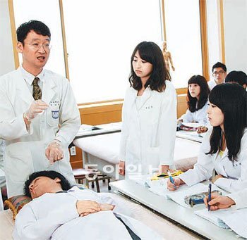 동신대 한방병원은 첨단 의료장비와 우수한 의료진을 갖춘 한방·양방 협진을 통해 국민 건강에 기여하고 있다.동신대 제공