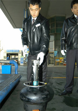 현대오일뱅크의 주유소 품질점검팀이 서울 시내 한 주유소를 방문해 석유품질을 점검하고 있다. 현대오일뱅크 제공