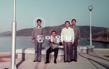 79년 4월 경주 보문호 10·26이 터지기 몇 달 전인 1979년 4월 경주 보문단지 보문호 앞에서 경호원들과 함께 기념촬영을 한 박 대통령. 동그라미 안이 박상범 씨.