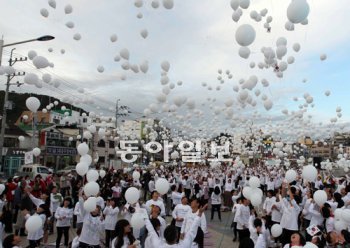 ‘구출 소망’ 담긴 풍선 2000개 하늘로 23일 경남 통영시 중앙동 강구안 문화마당에서 신숙자 씨 모녀 구출 촉구 서명자 10만 명 돌파를 기념하는 대회가 열렸다. 시민들이 신 씨 모녀 구출을 기원하며 풍선을 날리고 있다. 통영=최재호 기자 choijh92@donga.com