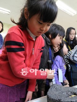 경기 파주 장단콩마을에서 어린이들이 맷돌을 돌려보고 있다. 파주시 제공