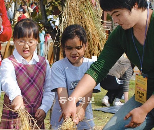 지난해 ‘이천쌀문화축제’에서 어린이들이 탈곡을 체험하고 있다. 올해 이천쌀문화축제는 11월 3∼6일에 열린다. 이천시 제공