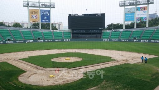 잠실야구장이 석면 흙을 제거하기 위해 대대적인 공사를 시작했다. 지난 달 석면이 검출돼 논란이 되었던 잠실구장은 14일 내야의 흙을 걷어내는 공사가 한창 진행되고 있다.

잠실｜임진환 기자 photolim@donga.com 트위터@binyfafa