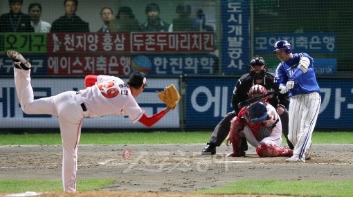 삼성은 지난해 아픔을 털어내겠다는 각오지만, SK는 2년 연속 우승컵을 거머쥐겠다는 패기로 가득하다. 지난해 한국시리즈에서 맞붙었던 삼성과 SK가 또 한번 패권을 놓고 다툼을 벌인다. 사진은 지난해 한국시리즈 1차전 모습. 삼성 타자 박진만(오른쪽)은 올해 SK 유니폼을 입고 삼성 사냥에 나선다. 스포츠동아DB