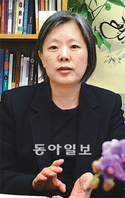 23일 미국 하버드대 연구실에서 한국학의중요성을 설명하고 있는 김선주 교수. 보스턴=박현진 특파원 witness@donga.com
