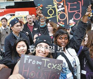 뉴욕의 케이팝 공연에는 미국 먼 지역에서 찾아온 팬도 많았다. 텍사스 주 휴스턴에서 온 팬이 손수 만든 피켓을 흔들어 보이면서 입장을 기다리고 있다. SM엔터테인먼트 제공