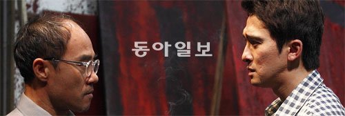 미국 추상표현주의 화가 마크 로스코의 심오한 예술세계를 팽팽한 2인극으로 풀어낸 ‘레드’. 도도한 자의식에 잡혀 고담준론을 쏟아내는 로스코 역의 강신일 씨(왼쪽)와 그에 주눅 들지 않고 로스코 예술세계의 진가를 발견해가는 조수 켄 역의 강필석 씨. 신시컴퍼니 제공