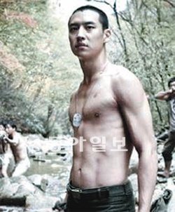 영화 ‘고지전’에서 중대장을 연기한 배우 이제훈. 그는 가공할 만큼 작은 머리의 소유자다.