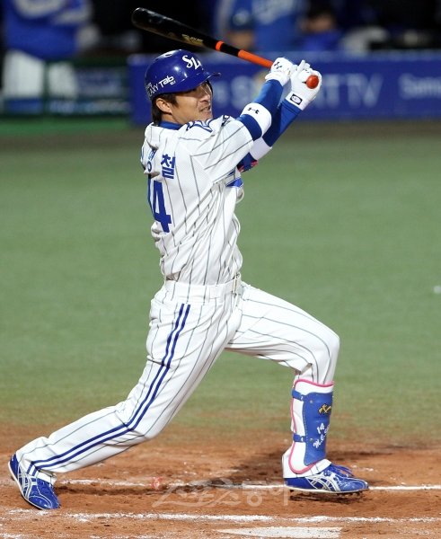 25일 저녁 대구 시민실내체육관에서 열린 2011프로야구 삼성과 SK의 한국시리즈 1차전에서 삼성 신명철이 4회말 2사 1,2루 타석에서 2타점 2루타를 치고 있다.
대구ㅣ박화용 기자 inphoto@donga.com 트위터 @seven7sola