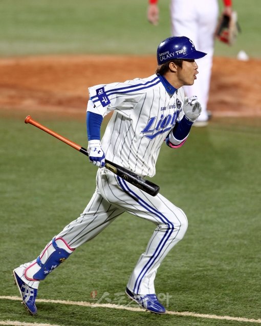 25일 저녁 대구 시민실내체육관에서 열린 2011프로야구 삼성과 SK의 한국시리즈 1차전에서 삼성 신명철이 7회말 무사 만루 타석에서 2루수 플라이를 친 후 SK 2루수 정근우의 실책으로 덕아웃으로 들어가다 1루로 전력 질주하고 있다.
대구ㅣ박화용 기자 inphoto@donga.com 트위터 @seven7sola