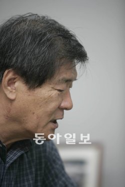 어릴 적에는 새로 시집을 간 엄마가 미웠다. 이제 일흔 살이 넘은 소설가 김주영은 2년 반 전 세상을 떠난 어머니에 대한 사모곡을 소설 ‘잘 가요 엄마’로 풀어냈다. 동아일보DB