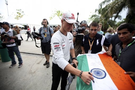 인도 F1 팬들에게 싸인을 해주고 있는 슈마허.