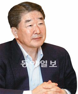 구본준 최고경영자(CEO) 체제 1년을 맞은 LG전자가 올해 처음으로 적자로 돌아섰다. 휴대전화 적자폭이 커졌기 때문이다. 그러나 LG전자는 4분기에는 롱텀에볼루션(LTE) 스마트폰의 인기로 실적이 좋아질 것으로 전망했다. 동아일보DB