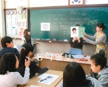 경기 안용중 학생들이 신문에 보도된 주인공과 인터뷰하는 기자를 맡아 역할극을 하고있다. 이정은 교사(오른쪽)는 “NIE 수업을 통해 자기주도학습 능력을 키워주려고 한다”고 말했다. 화성=최예나 기자 yena@donga.com