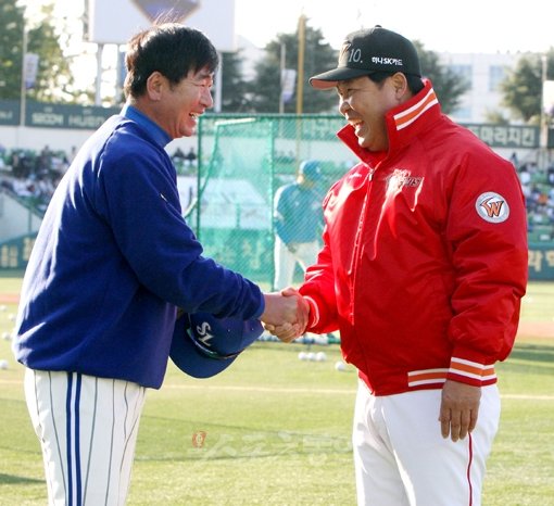 삼성 라이온즈 류중일 감독과 SK 와이번스 이만수 감독대행이 서로 악수를 나누고 있다. 스포츠동아DB