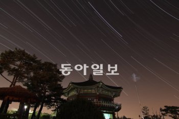 “31일에는 서울에서 별이 가장 반짝반짝 빛나요.” 서울시와 한국천문연구원이 발표한 ‘별자리 명당 10곳’에 가면 별을 더 선명하게 볼 수 있다. 사진은 종로구 북악산 팔각정에서 촬영한 별 모습. 한국아마추어천문학회 제공