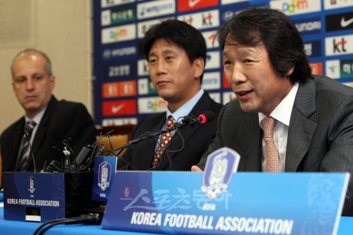 대표팀 조광래 감독이 27일 축구회관에서 11월 중동 2연전에 나설 23명 엔트리를 발표하고 있다. 임진환 기자 photolim@donga.com 트위터 binyfafa