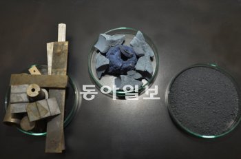 재료연구소는 초경합금 조각(왼쪽)을 분말 (오른쪽)로 재활용하는 기술을 개발했다. 가운데는 분쇄가 잘되도록 초경합금을 산화시킨 것이다. 재료연구소 제공