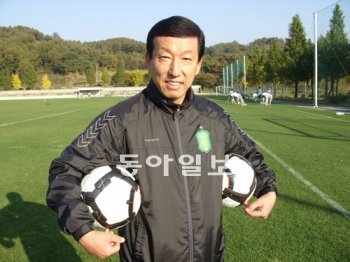 온화한 미소 속에는 강한 집념과 뚝심이 자리 잡고 있다. 최근 국내외에서 눈부신 성적을 거두고 있는 전북 최강희 감독. 28일 전북 완주의 구단 훈련장에서 만난 그는 믿음의 축구로 선수들의 기량을 극대화했다는 찬사를 받고 있다. 완주=양종구 기자 yjongk@donga.com