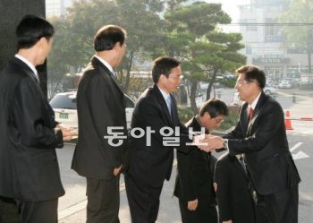 27일 첫 출근을 한 강성호 대구 서구청장(오른쪽)이 청사 입구에서 직원들과 악수를 하고 있다. 대구 서구 제공