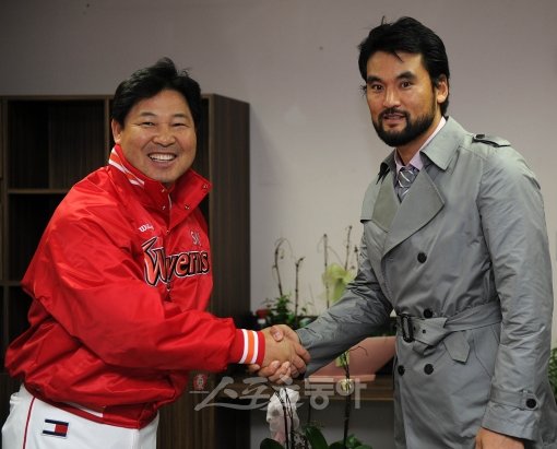 박찬호는 2012년 한국프로야구 마운드에 설 수 있을까. 28일 문학 3차전을 앞두고 경기장을 찾은 박찬호(오른쪽)가 SK 이만수
 감독대행을 찾아 인사한 뒤 악수하고 있다. 문학 ｜ 임진환 기자 photolim@donga.com 트위터 @binyfafa