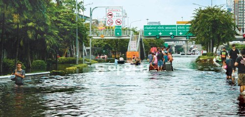 물길된 도로 28일 태국 수도 방콕의 짜오프라야 강을 지나는 프라삔까오 다리. 홍수로 마을 대부분이 물에 잠긴 방콕 서부의 방플랏 주민들이 군용트럭에 탄 채 귀중품을 가지러 마을로 다시 들어가고 있다. 방콕=염희진 기자 salthj@donga.com