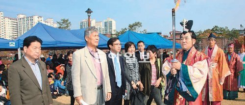 일본 아스카 주민 대표단이 28일 서울 송파구 풍납동 경당역사공원에서 열린 제11회 한성백제문화제 혼불채화식을 지켜보고 있다. 송파구 제공