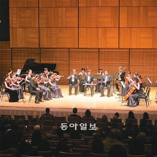 악보가 없다… 지휘자도 없다… 침묵의 교감만이 있을 뿐 미국 카네기홀 무대에 처음으로 시각장애인 오케스트라가 올랐다. 한국 하트체임버오케스트라가 연주한 14곡의 레퍼토리 가운데 한 곡은
 공연장의 모든 조명을 끈 채 진행돼 관객들에게 감동의 무대를 선사했다. 뉴욕=박현진 특파원 witness@donga.com