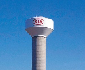 85번 고속도로 6번 출구에 우뚝 선 대형 물탱크 기둥에 ‘KIA’ 회사 로고가 선명하다.