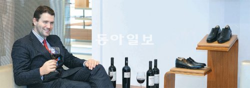 26일 서울 강남구 청담동 페라가모 매장에서 살바토레 페라가모 일보로 대표가 포즈를 취했다. 페라가모그룹의 와인, 리조트 사업을 맡고 있는 그는 이날 한국에서도 외식 사업을 펼칠 뜻을 밝혔다. 코리아와인앤스피릿 제공