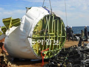 30일 아시아나항공 화물기 잔해 중 조종석 부분과 시신이 제주 해상에서 인양됐다. 국토해양부는 “조종석 부분이 처참하게 찌그러져 사진은 공개하지 않는다”고 밝혔다. 사진은 10월 중순 화물기 후방 동체를 인양할 당시 모습. 국토해양부 제공