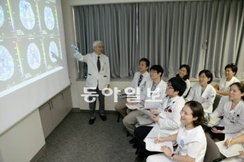 세브란스병원 뇌졸중센터 팀장인 허지회 교수가 환자의 뇌 상태를 찍은 MRI 사진을 보면서 팀원들과 회의하고 있다. 허 교수팀은 뇌중풍(뇌졸중) 치료 및 관리 매뉴얼을 만드는 데 선구적 역할을 했다고 평가받는다. 세브란스병원 제공