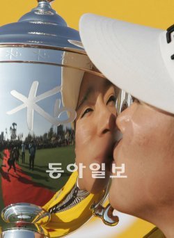 황홀한 입맞춤 국내 무대 첫 우승을 자신의 메인 스폰서인 KB금융그룹이 주최한 KB금융스타챔피언십으로 장식한 양희영이 우승컵에 입을 맞추고 있다. 이 챔피언 트로피는 500돈(1.875kg)짜리 순은으로 제작됐다. KLPGA 제공